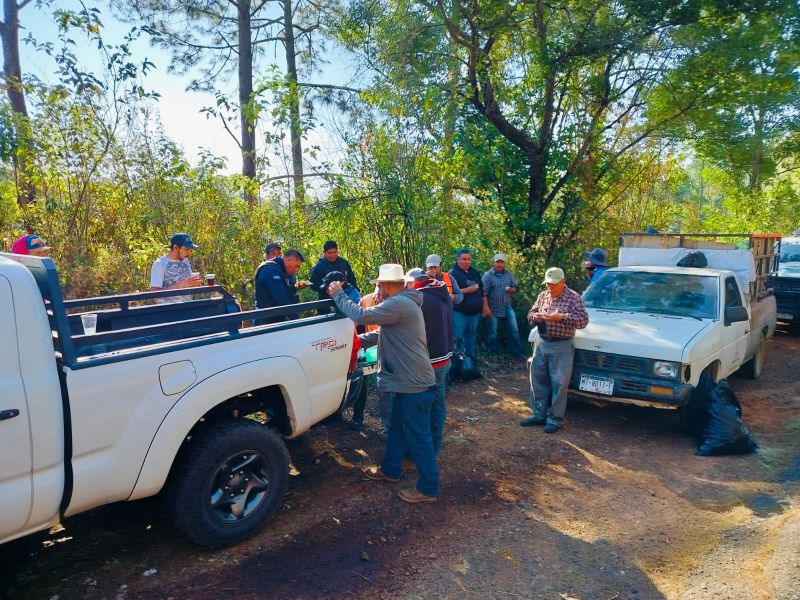 limpieza y recolección de basura sobre la orilla de la carretera en el tramo Villa Madero–Acuitzio.