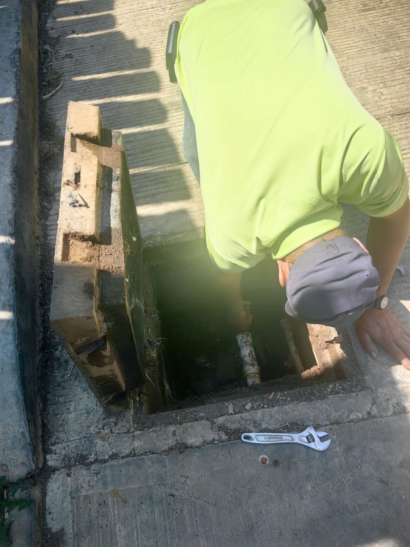 Continuando con los trabajos de mantenimiento a la red de agua potable y el alcantarillado en Villa
