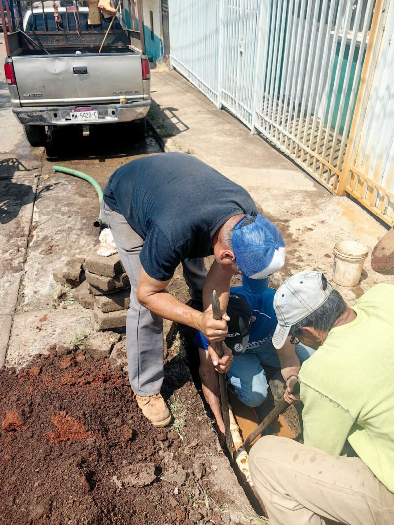 Trabajos para restablecer el servicio de agua en la Colonia Los Pinos