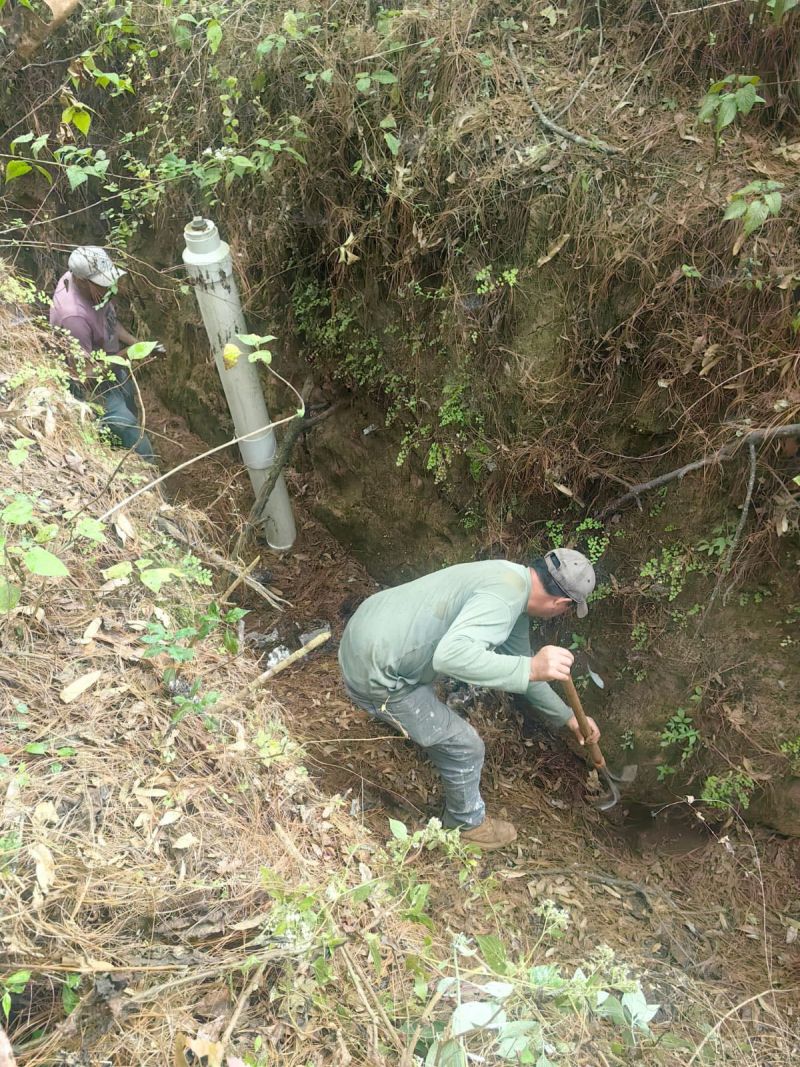 Continúan trabajos para restablecer el servicio de agua en Los Pinos y La Parrita