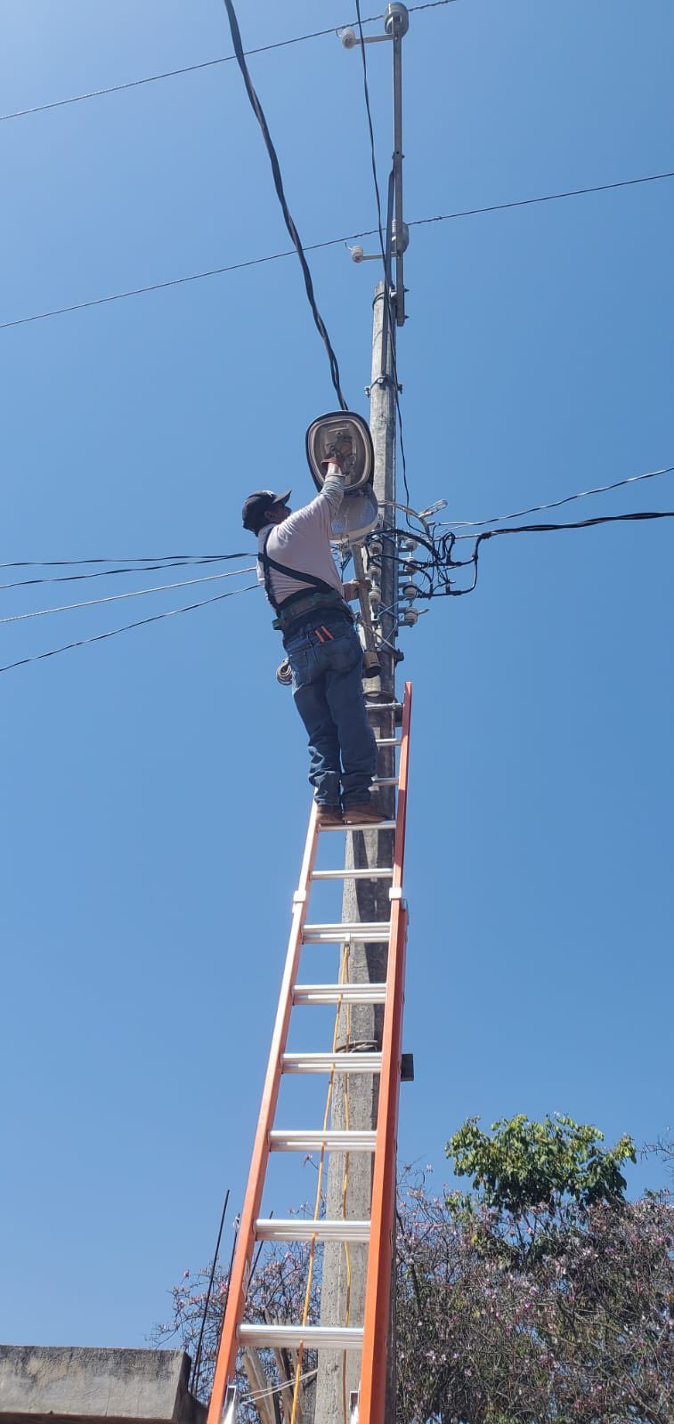 Continuando con los trabajos de mantenimiento a la red eléctrica en la comunidad de Balcones