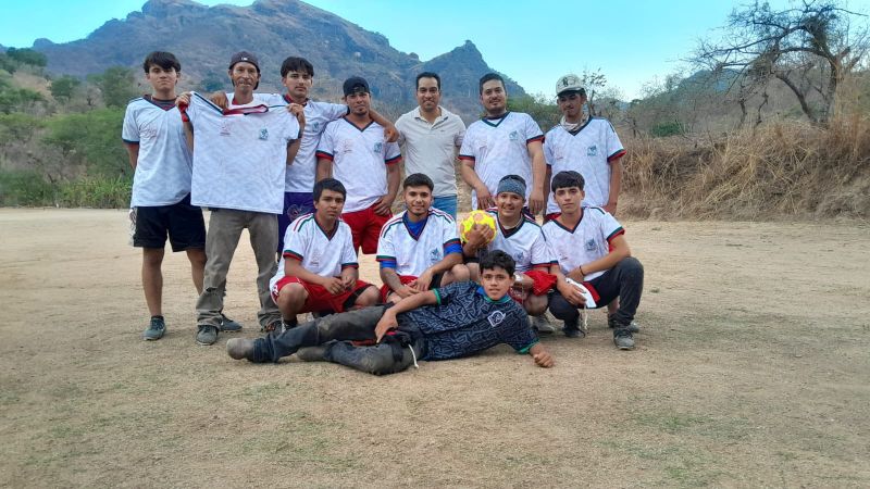 entrega de uniformes de fútbol y balones en la comunidad de El Eje.
