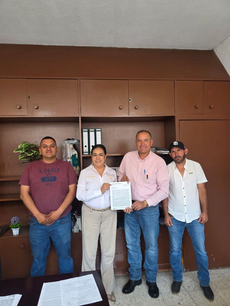 firma del convenio para la entrega de la nueva unidad deportiva ubicada en La Parrita.