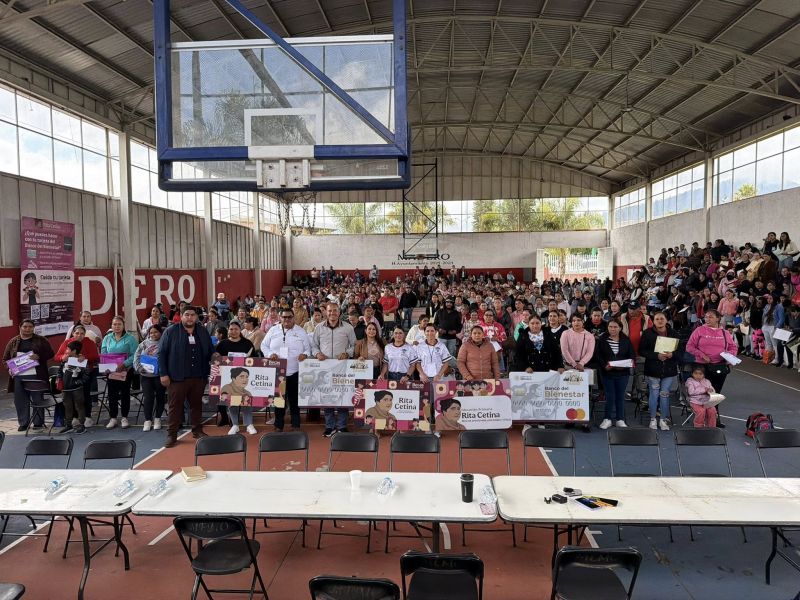 entrega de tarjetas del programa Rita Cetina para beneficiarios del municipio de Acuitzio.