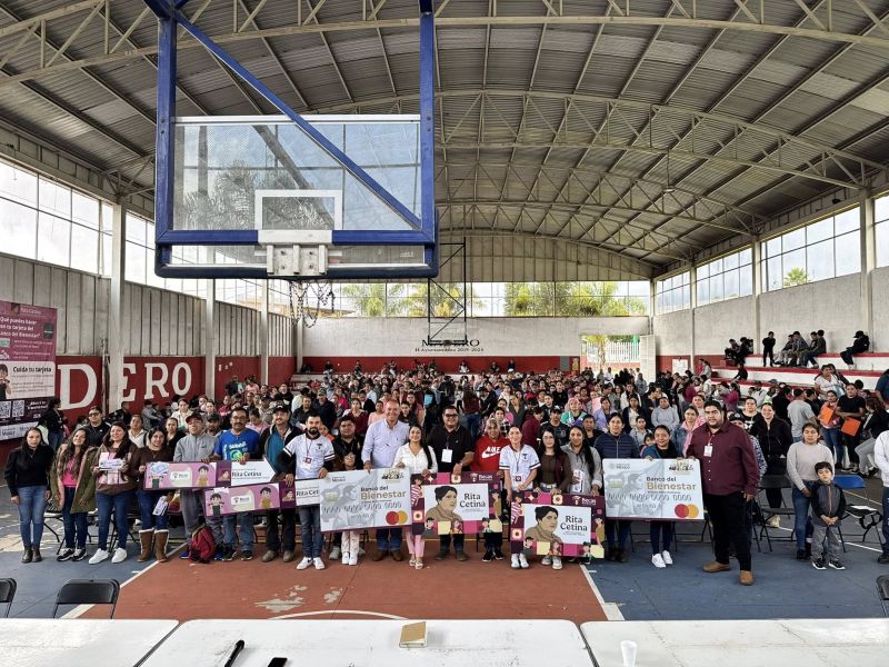 entrega de tarjetas del programa Rita Cetina