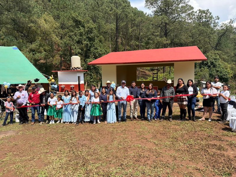 inauguración de un aula en la escuela primaria de Los Fresnos