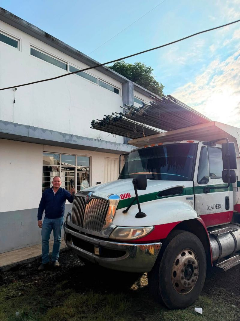 entrega de tubos galvanizados para la red de agua potable a la comunidad de El Derrumbadero