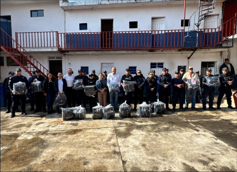 entrega de nuevos uniformes al personal de Seguridad Pública.