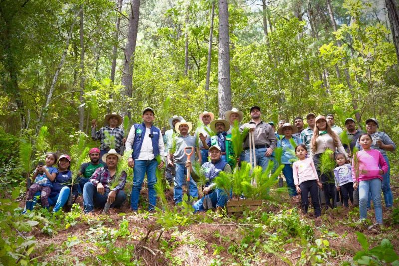 mujeres y hombres que participaron en la reforestación
