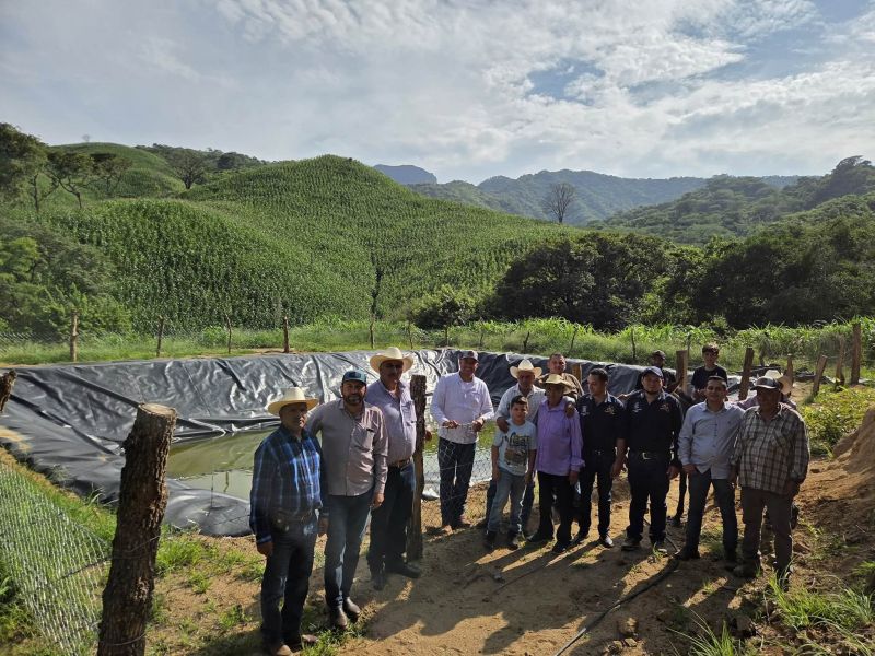entrega de una olla agrícola en la comunidad de La Casahuatera