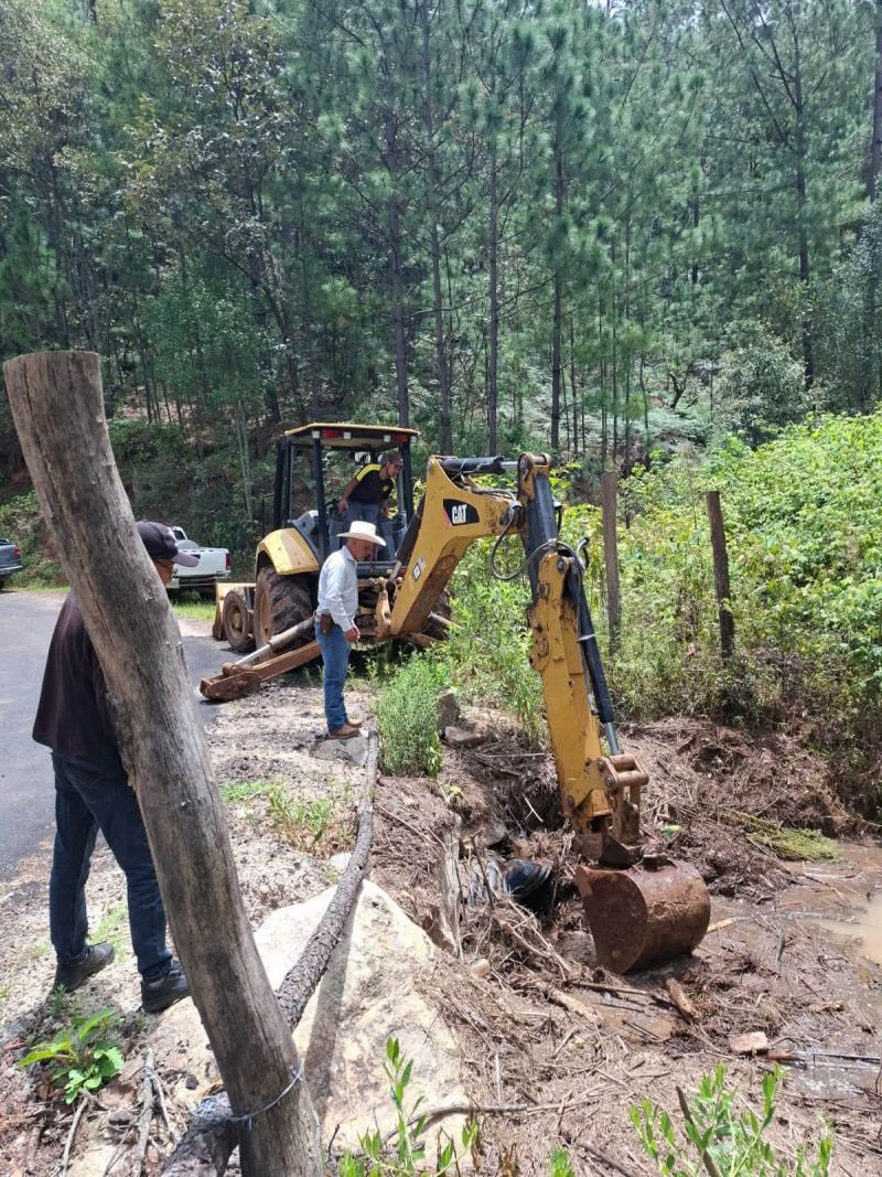 labores de limpieza sobre la carretera El Perdido – La Cumbre